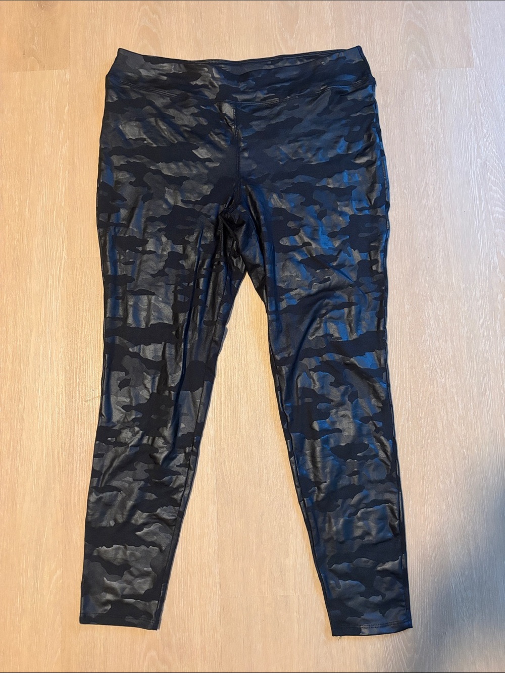 New Directions Black Shiny Camo Faux Leather Leggings size Large
